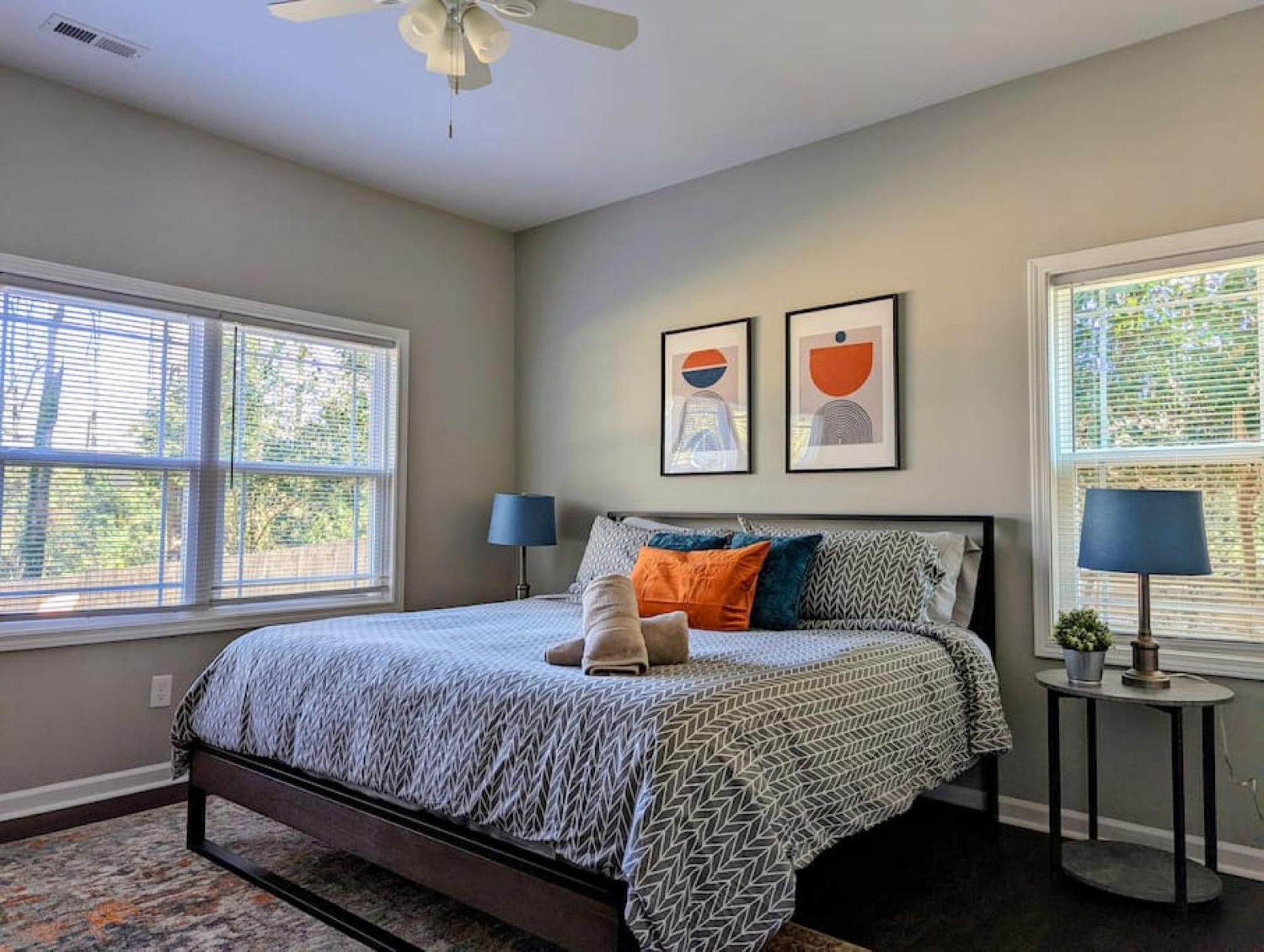 Casa de férias Spacious Family Friendly With Large Fenced In Yard Charlotte